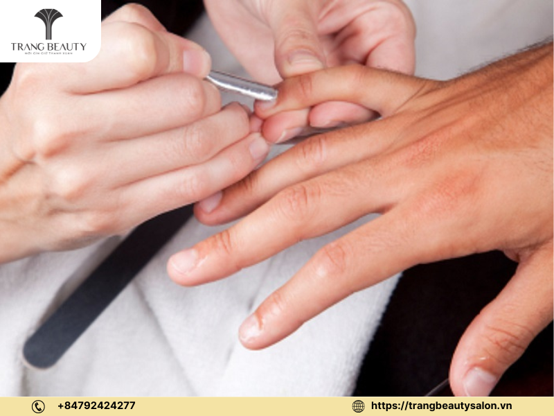 Gợi ý 42+ mẫu nail cho nam giới thịnh hành xu hướng năm 2024 13 Việc cắt da và làm sạch móng tay ở nam là rất quan trọng