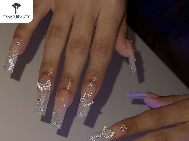 Những mẫu nail đẹp ánh nhũ trắng cho móng dài
