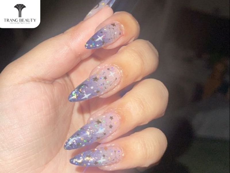 Những mẫu nail đẹp ánh nhũ trắng cho móng dài