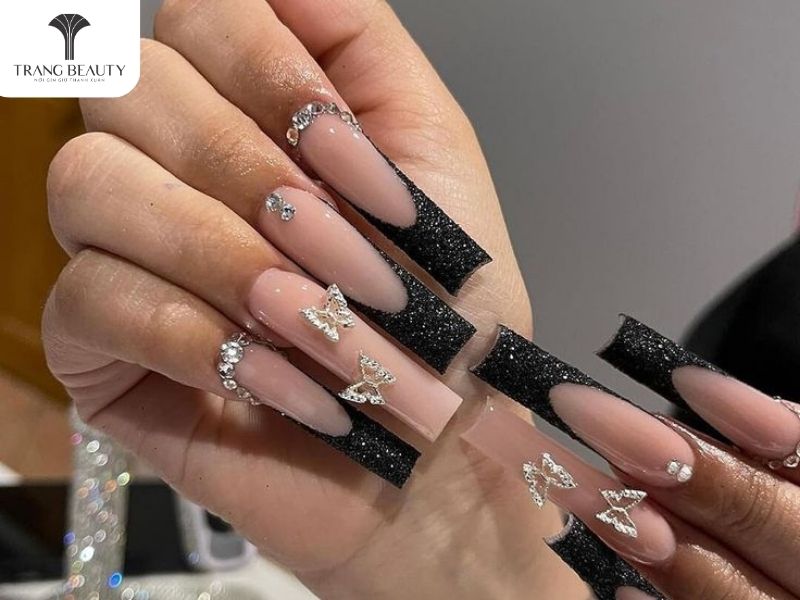 Những mẫu nail đẹp ánh nhũ trắng cho móng dài