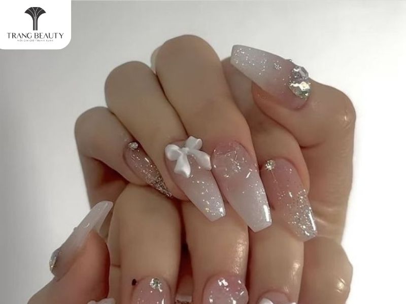 Những mẫu nail đẹp ánh nhũ trắng cho móng dài
