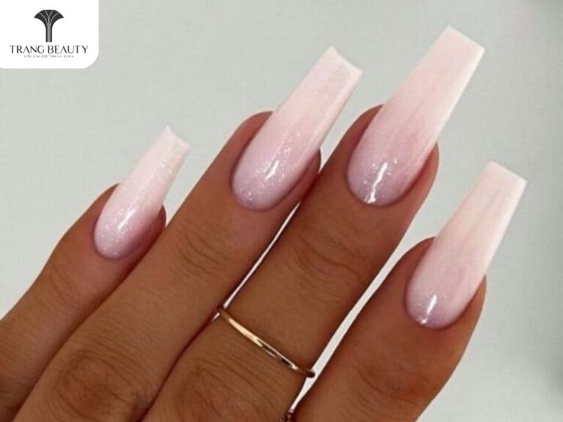 Những mẫu nail đẹp ánh nhũ trắng cho móng dài
