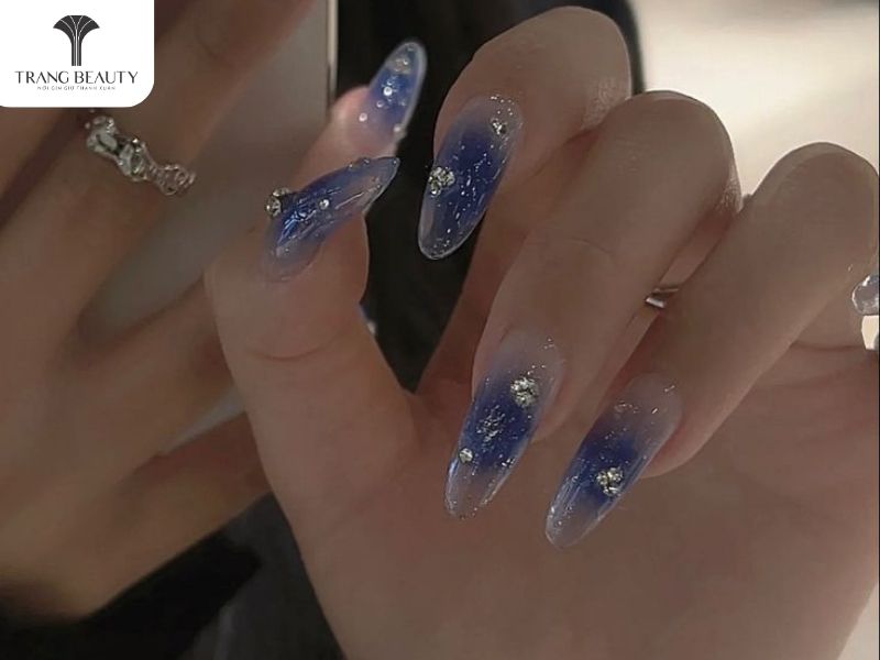 Những mẫu nail đẹp ánh nhũ trắng cho móng dài
