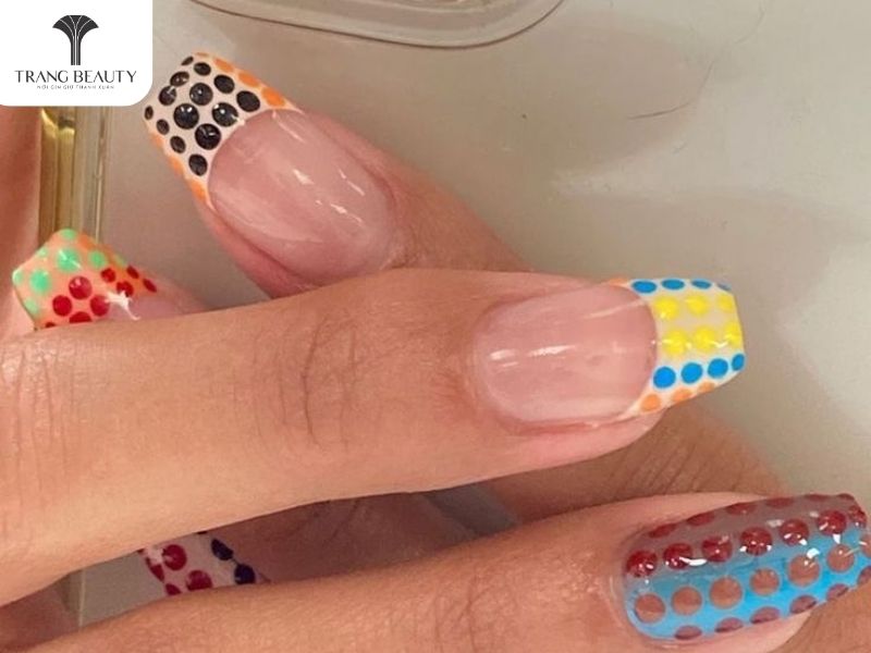 Những mẫu nail đẹp chấm bi đẹp cho móng dài