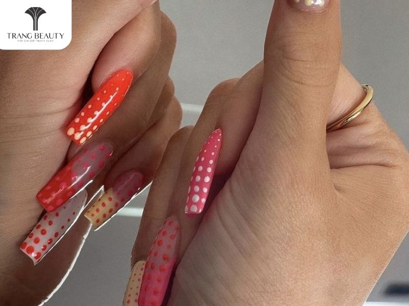 Những mẫu nail đẹp chấm bi đẹp cho móng dài