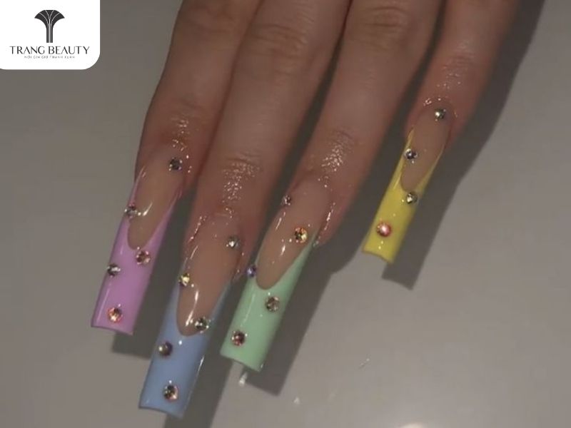 Những mẫu nail đẹp chấm bi đẹp cho móng dài