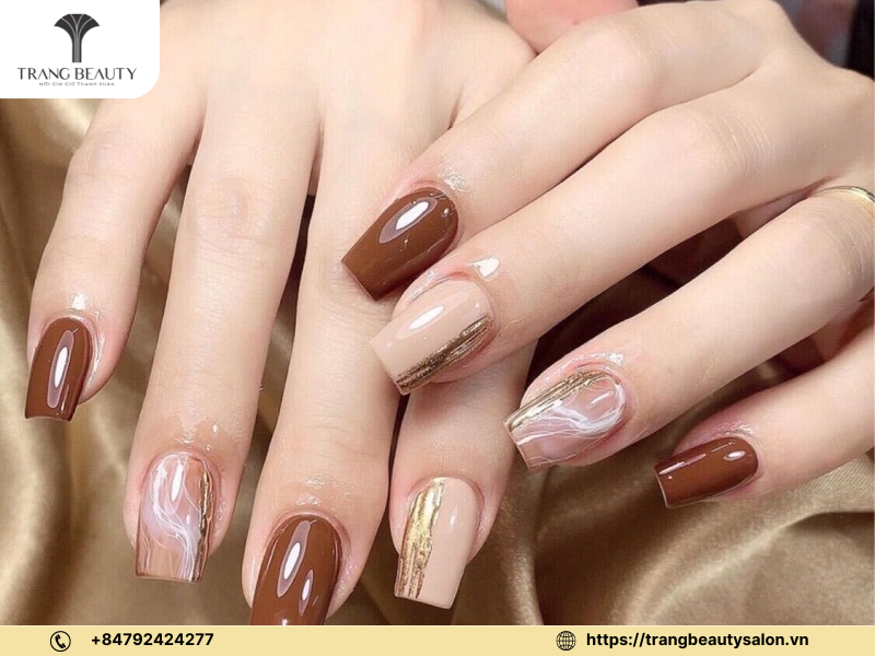 Mẫu nail màu đỏ hồng pastel với họa tiết đơn giản