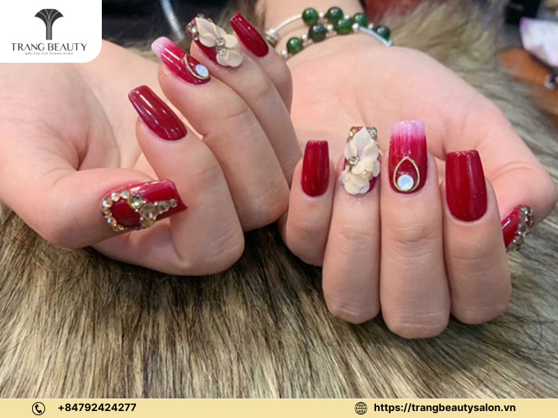 Mẫu nail màu đỏ tạo nên vẻ ngoài rực rỡ cho cô dâu trong ngày cưới