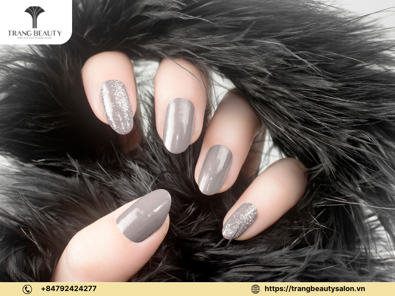 Mẫu nail trắng xám kim tuyến tạo nên sự sang trọng và quý phái cho cô dâu