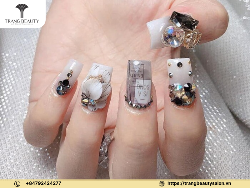 Thiết kế bộ nail cho cô dâu đính đá cầu kỳ  