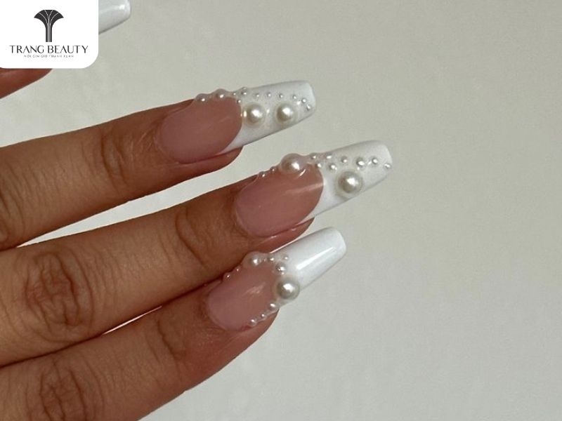 Những mẫu nail đẹp cho móng dài đính ngọc trai 