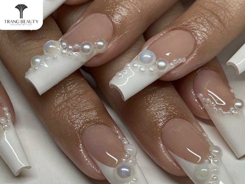Những mẫu nail đẹp cho móng dài đính ngọc trai 