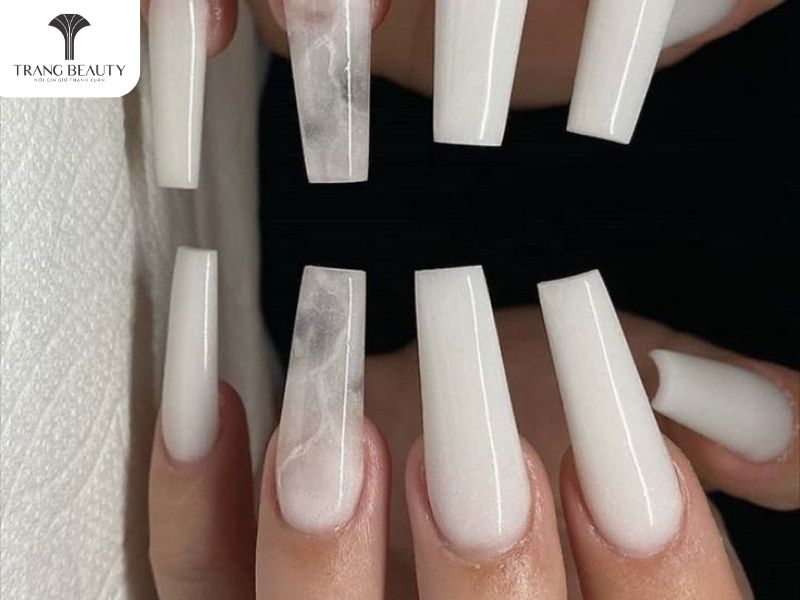 Những mẫu nail đẹp cho móng dài màu trắng 
