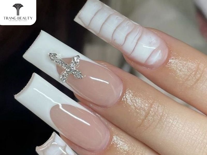 Những mẫu nail đẹp cho móng dài màu trắng 