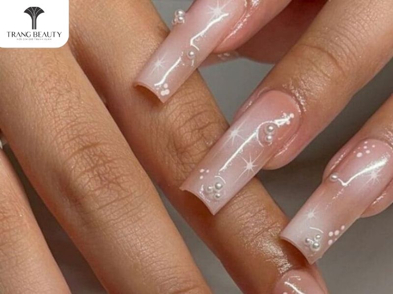 Những mẫu nail đẹp cho móng dài màu trắng 