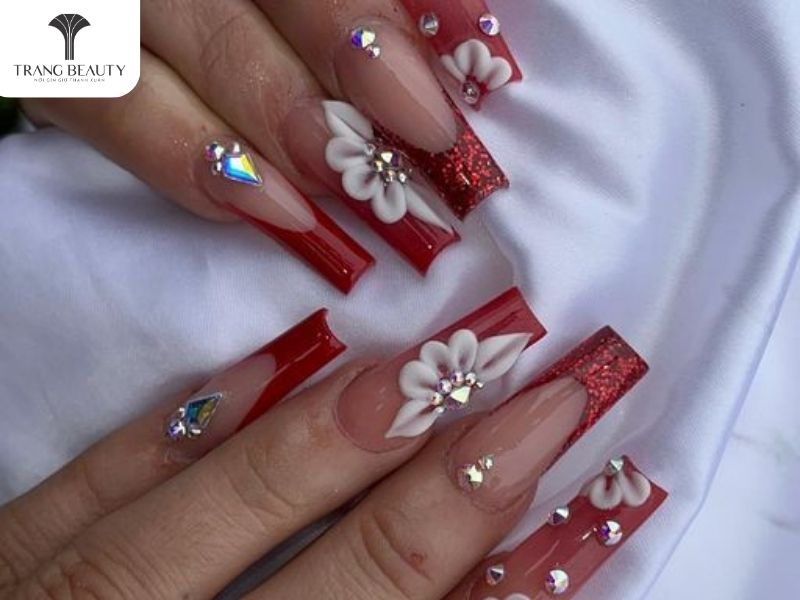 Mẫu nail móng dài đẹp màu đỏ đính hoa trắng