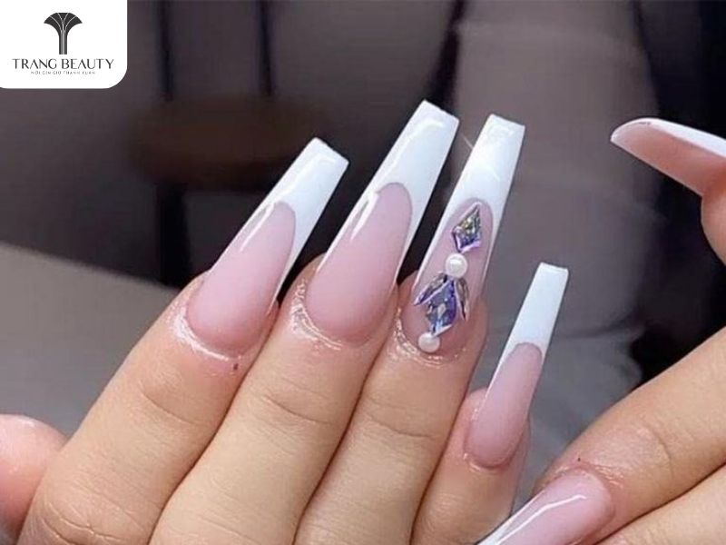 Những mẫu nail đẹp màu hồng trắng sữa cho móng dài