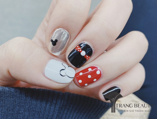 Mẫu nail mickey làm bàn tay thêm ấn tượng 2 Mẫu nail mickey dễ thương, nhí nhảnh được nhiều chị em ưa chuộng