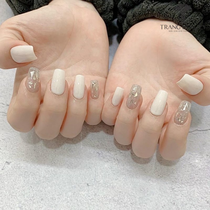 Nail thạch trắng đơn giản nhưng thanh lịch