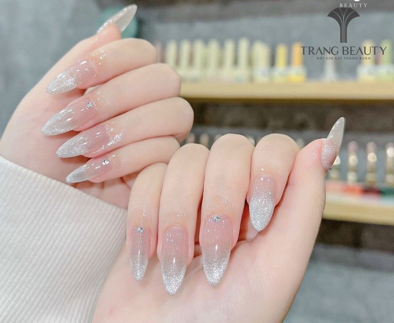 Móng tay trong veo với tone màu thạch
