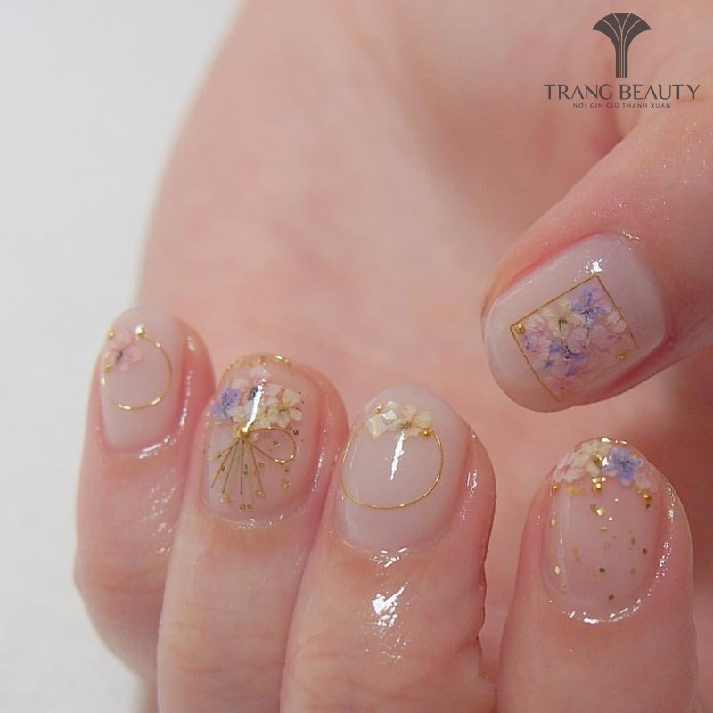 Móng nail thạch hoạ tiết mang đến cho bạn đôi tay quyến rũ