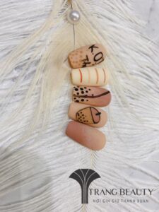 mau nail tra sua