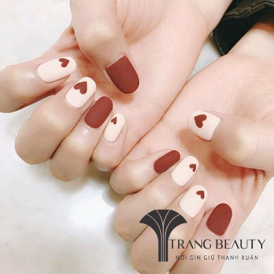 Mẫu nail trái tim với tone màu trắng – đỏ chủ đạo.