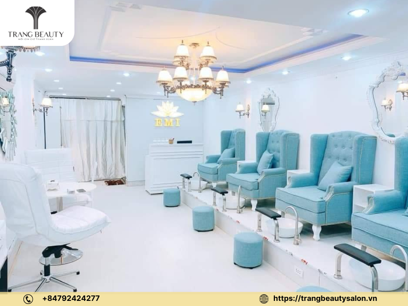 Nội thất với màu chủ đạo là xanh biển mang lại cảm giác thư thả và êm ái