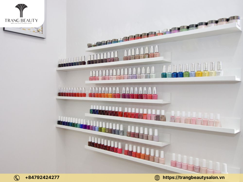 Các tiệm nail nhỏ nên sử dụng kệ treo tường để tối ưu không gian