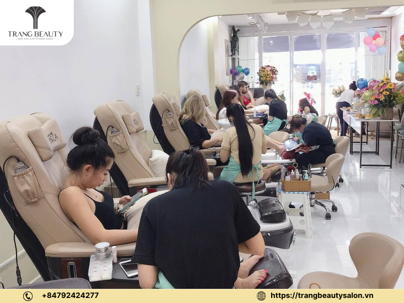 Tuyển dụng thêm nhân viên khi tiệm nail nhỏ có lượng khách ổn định