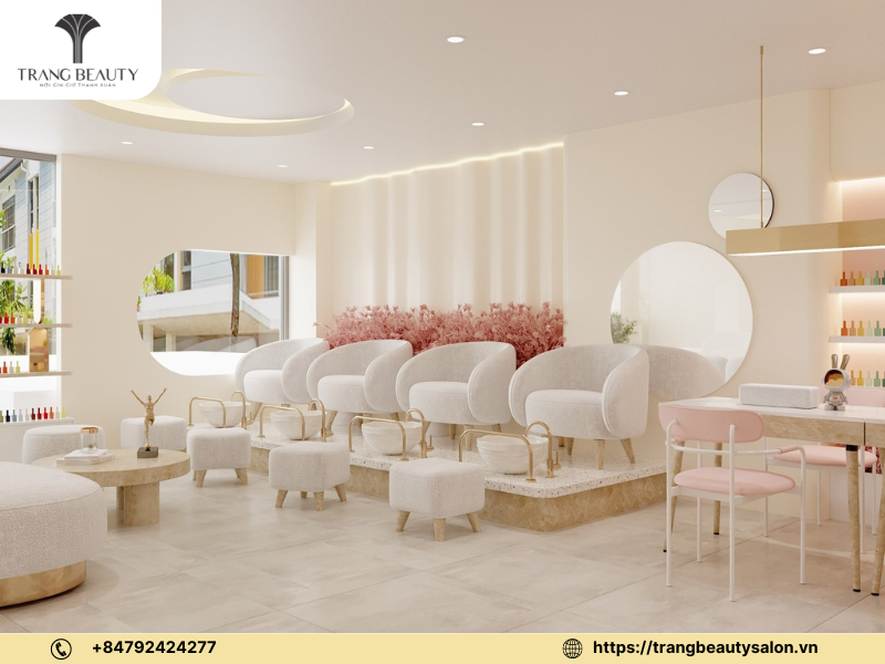 Sử dụng tông màu trắng khiến tiệm nail nhỏ xinh trở nên sang trọng và tinh tế