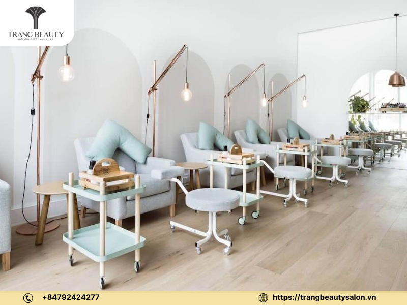 Tiệm nail nhỏ được bố trí các xe đẩy tạo sự tiện lợi và tối ưu không gian