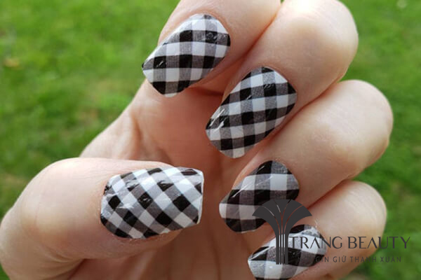 Nail caro đen trắng trẻ trung, cá tính