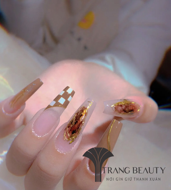 Nail caro đính đá lạ mắt, sáng tạo
