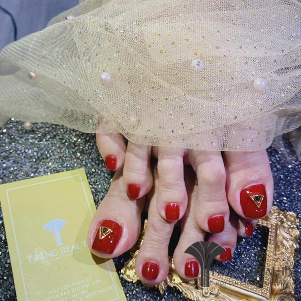 Nail chân màu đỏ rượu