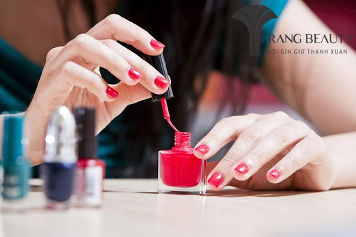 Đang mang thai có nên học nail không? Người mang bầu làm nail 3 Phụ nữ mang thai tốt nhất không nên tiếp xúc với sơn móng tay