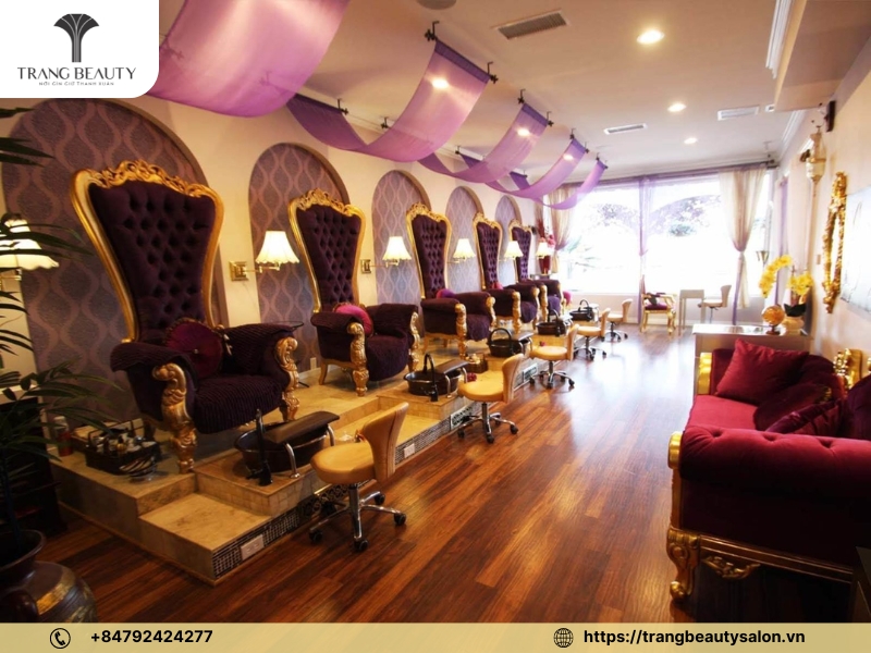 Những chiếc ghế hoàng gia sang trọng ở tiệm nail