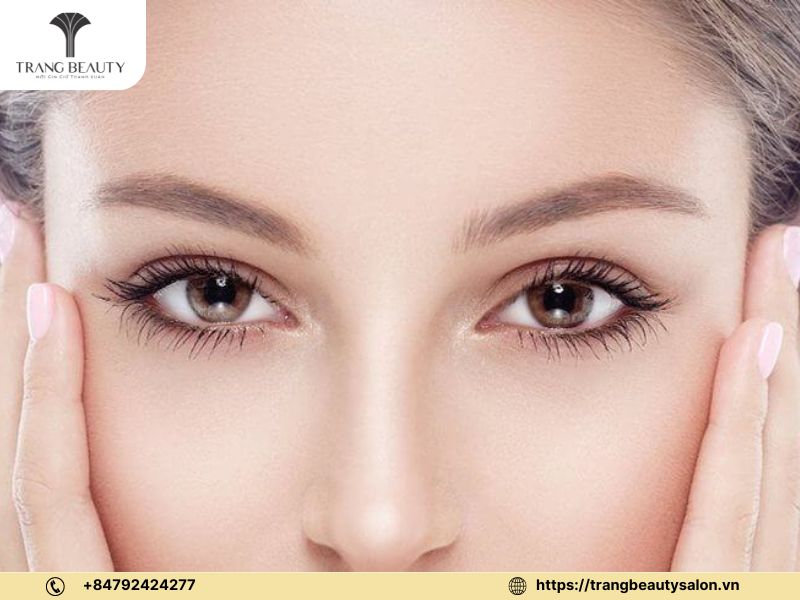 Ngắm nhìn hàng mi dày cong vút do học viên tỉ mỉ gắn lên