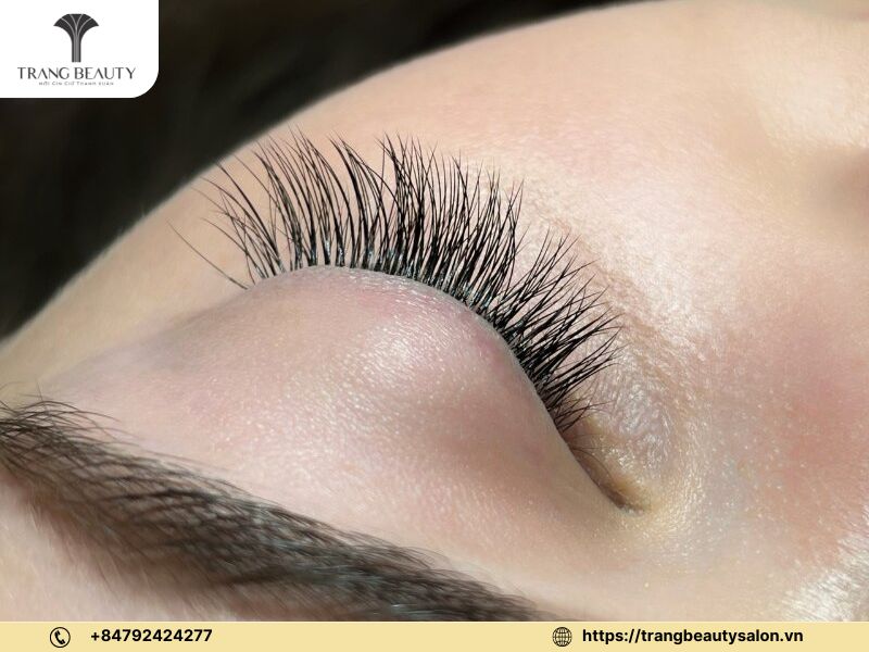 Hàng mi cong siêu thích mắt do chính tay học viên thực hiện